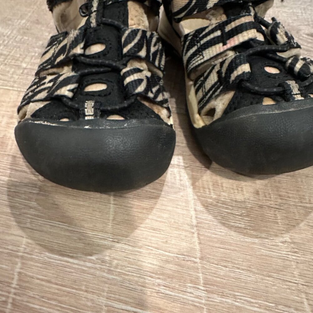 KEEN TODDLER GIRL ZEPRA STRIPE SHOES SANDALS SIZE 6 BLACK CREAM - Picture 4 of 11